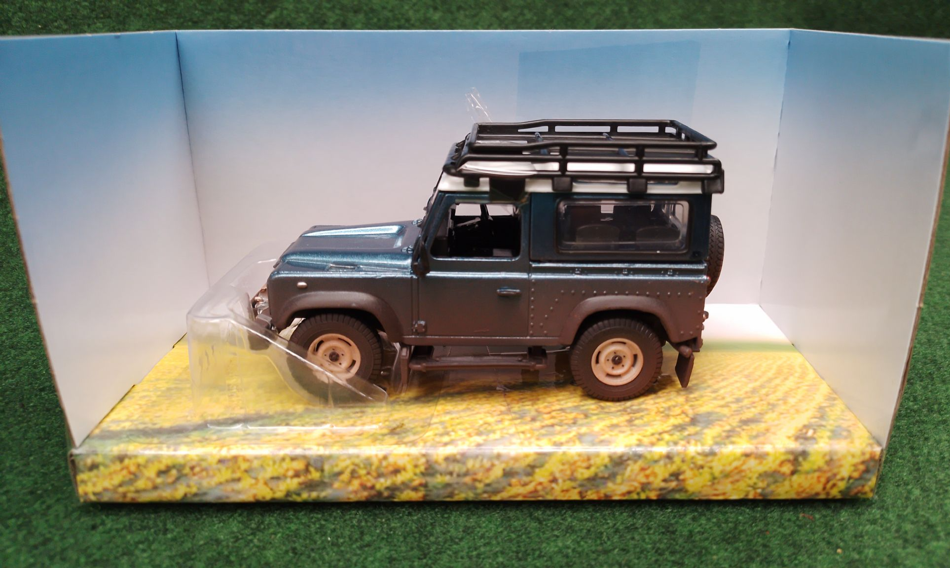 Miniature LAND ROVER Defender 1995 Bleu et blanc NOREV NOREV845107 | Collect World